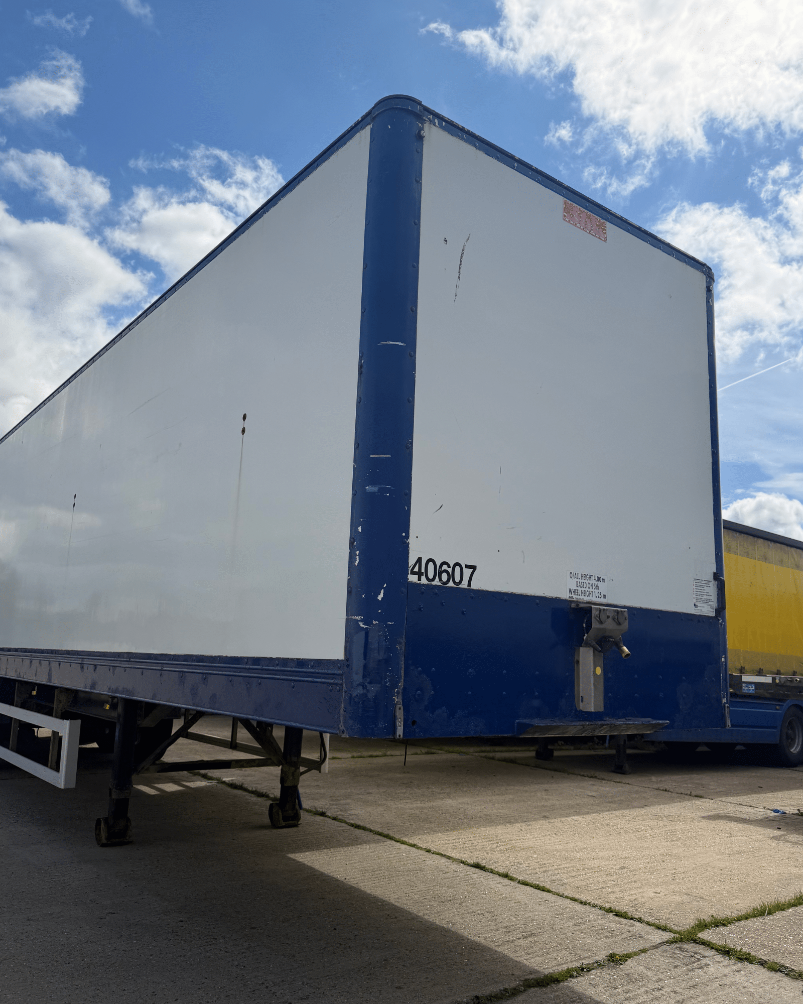 2006 13.6m SDC Tri Axle Box Trailer 4m (2006) storage for sale in Great Billington, Leighton Buzzard, Bedfordshire